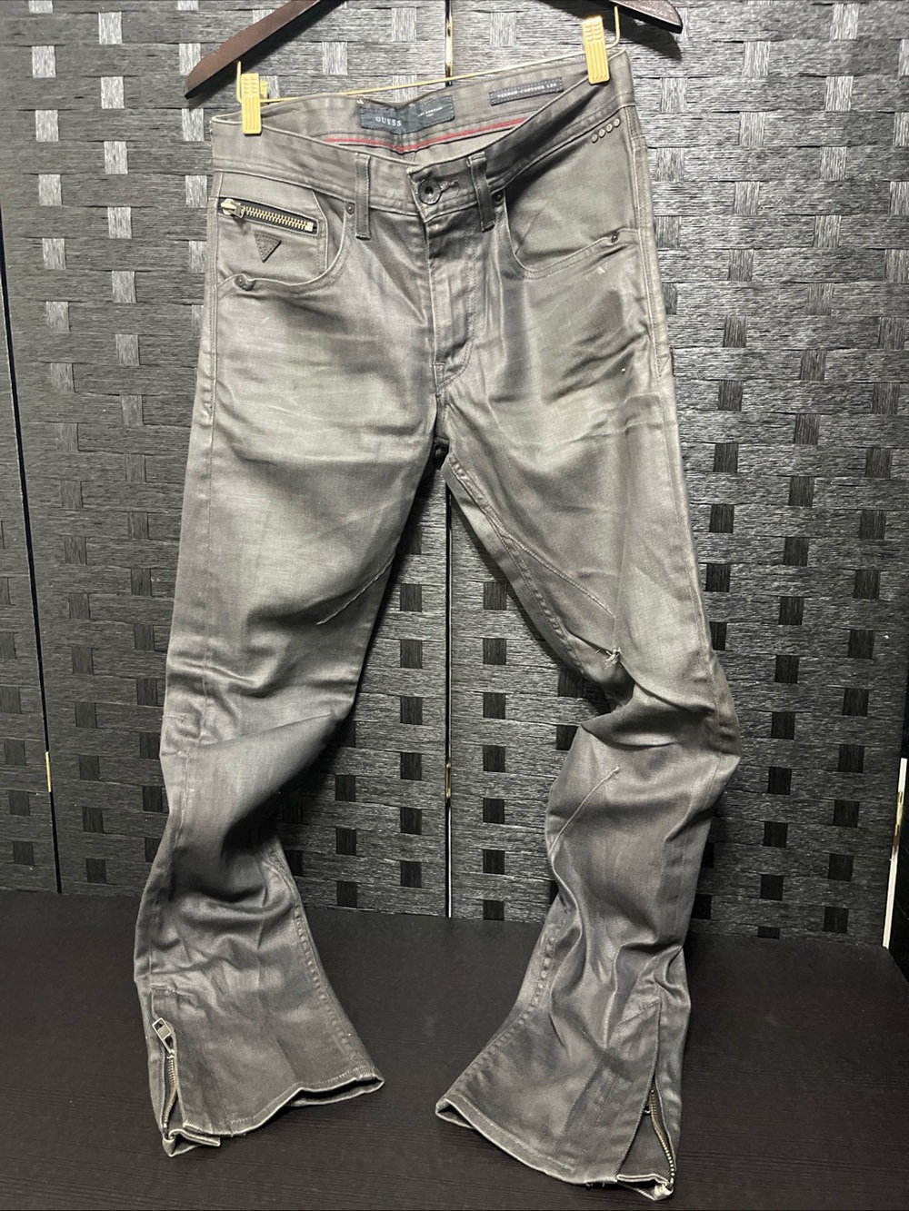 Guess Men's  1981 Vernon-Contour Leg waxed denim pants with Zipper Details Sz 31